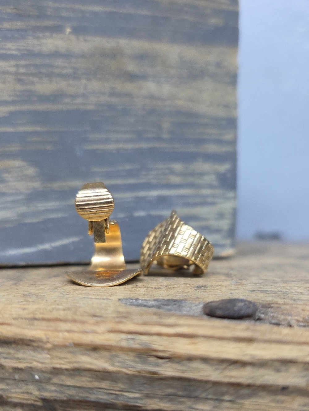 Vintage Signed HJG Gold-Tone Clip On Earrings - Picture 3 of 4